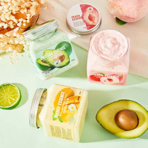Fruit and sea salt body scrub for the shower, suitable for the whole body, removes dead skin cells, leaves skin soft and smooth.